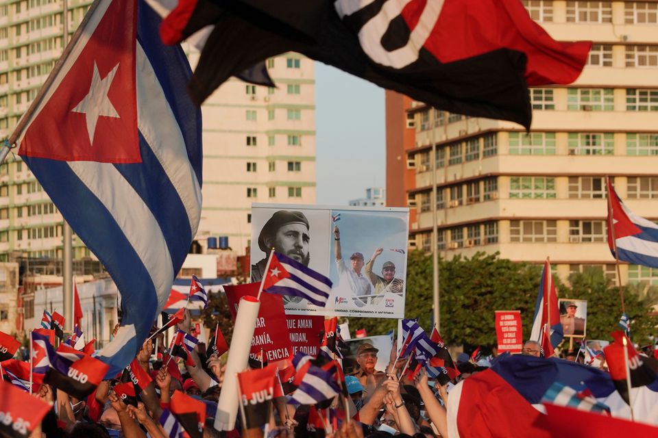 حکومت کوبا طرفداران خود را به خیابان آورد+تصاویر