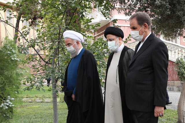 روحانی دفتر ریاست جمهوری را به رییسی تحویل داد