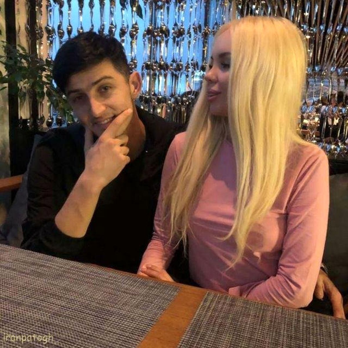 عکس‌های جنجالی سردار آزمون در کنار دختر و پسرهای بد لباس