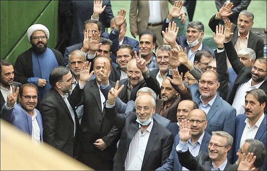 مجلس یازدهم بخشی از وقت خودش را صرف چالش با دولت روحانی کرد/ حالا هم کاری نمی کند