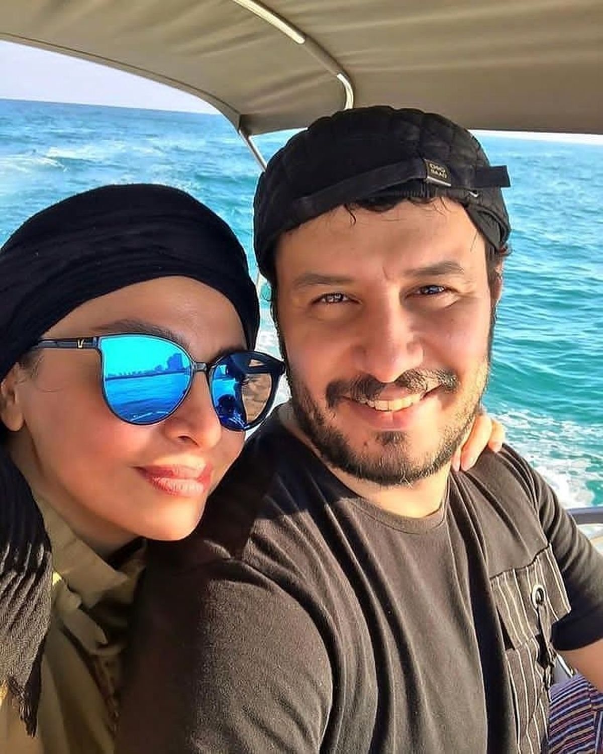 تفریح لوکس جواد عزتی و همسرش روی دریا/عکس
