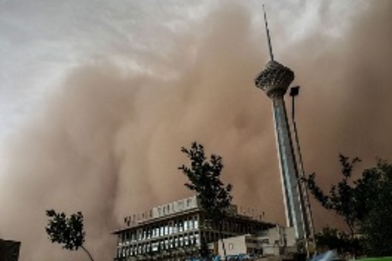 تهران تا ساعتی دیگر غرق در گرد و غبار شدید می‌شود!