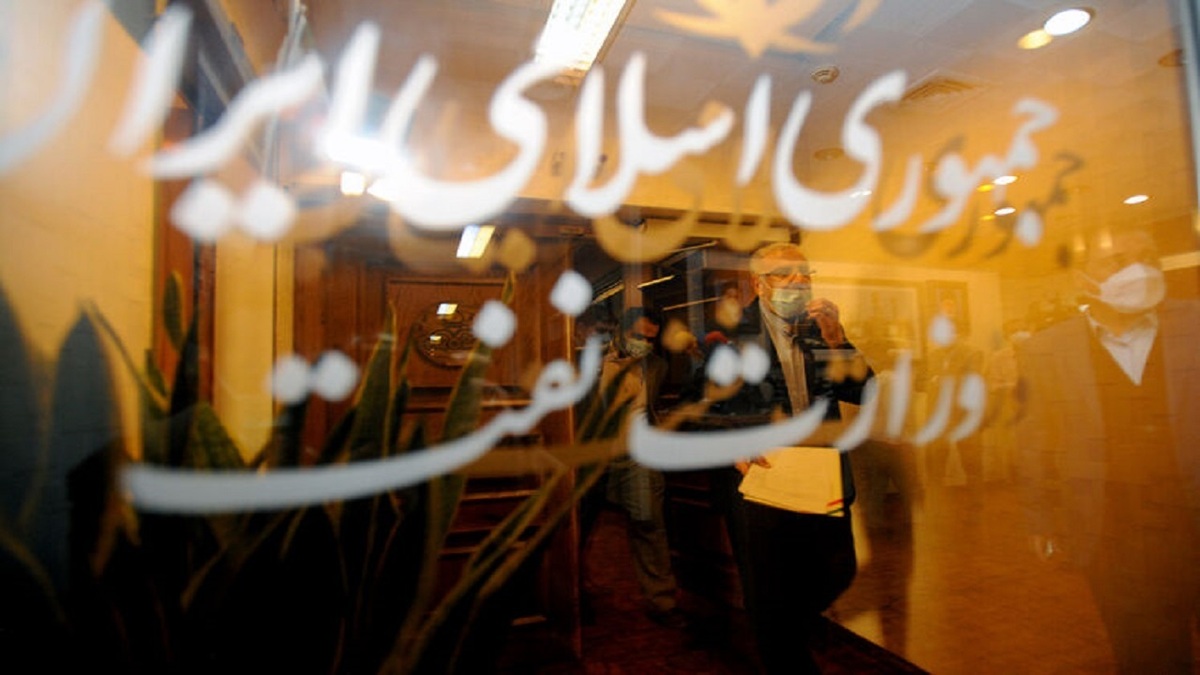 استخدام غیرقانونی دو مدیرکل در وزارت نفت با تایید وزیر + جواب وزارت نفت