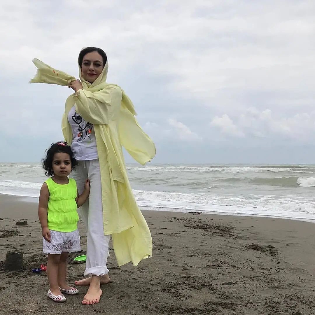 تیپ ساحلی یکتا ناصر با دختر زیبایش + عکس