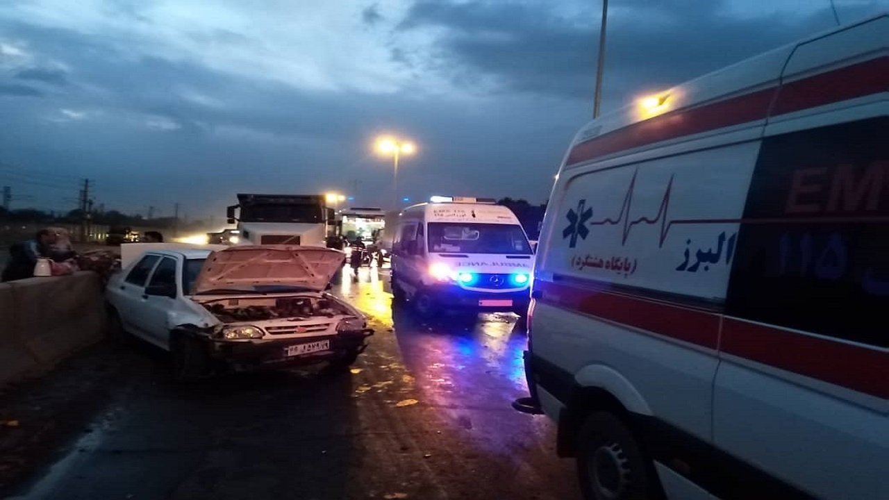 تصادف زنجیره‌ای ۳۰ خودرو در اتوبان کرج - قزوین؛ یک کشته و ۲۲ مصدوم