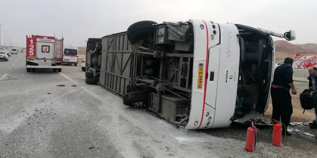 بر اثر واژگونی اتوبوس در جاده سمنان - گرمسار سه نفر جان باختند