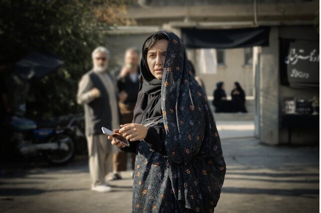 عکسی باورنکردنی نازنین بیاتی در کوچه های تهران عکسی باورنکردنی نازنین بیاتی در کوچه های تهران