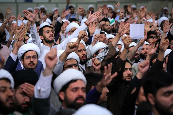 گل سر، کلاه لبهدار، موی زنانه و مسالهای به نام تحریک طلاب گل سر، کلاه لبهدار، موی زنانه و مسالهای به نام تحریک طلاب