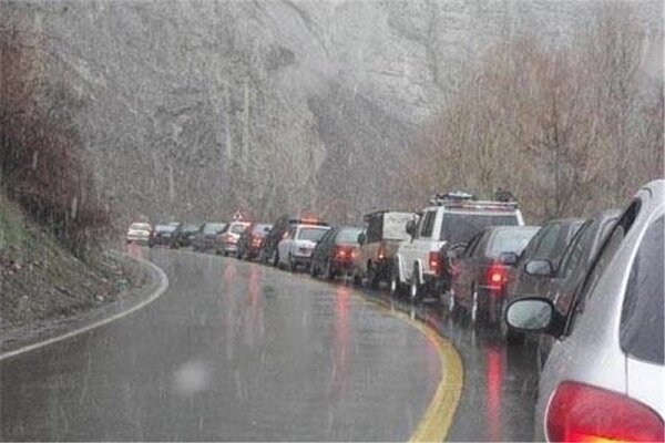 وضعیت جاده‌ها و راه ها، امروز ۶ آذر ۱۴۰۰ / بارش پراکنده برف و باران در جاده چالوس