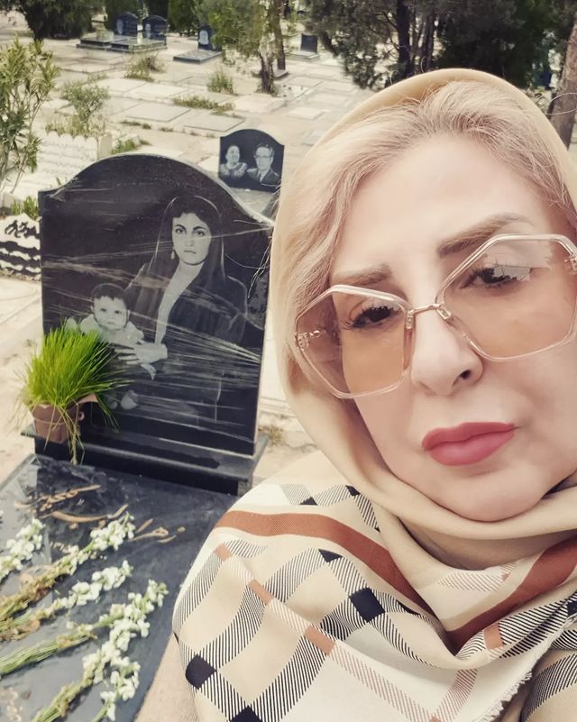 مرجانه گلچین با تیپ عجیب در بهشت زهرا/عکس