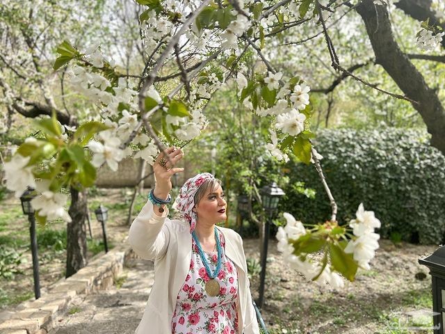 ژست های عجیب غریب خانم بازیگر در طبیعت/عکس