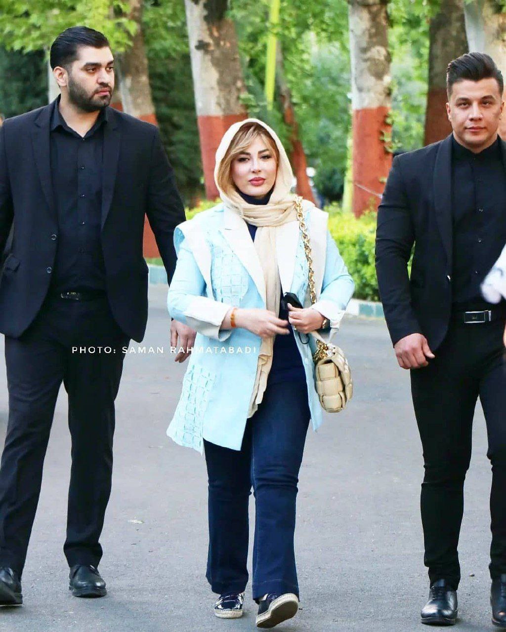 قابی خاص از خانم بازیگر به همراه بادیگاردهایش
