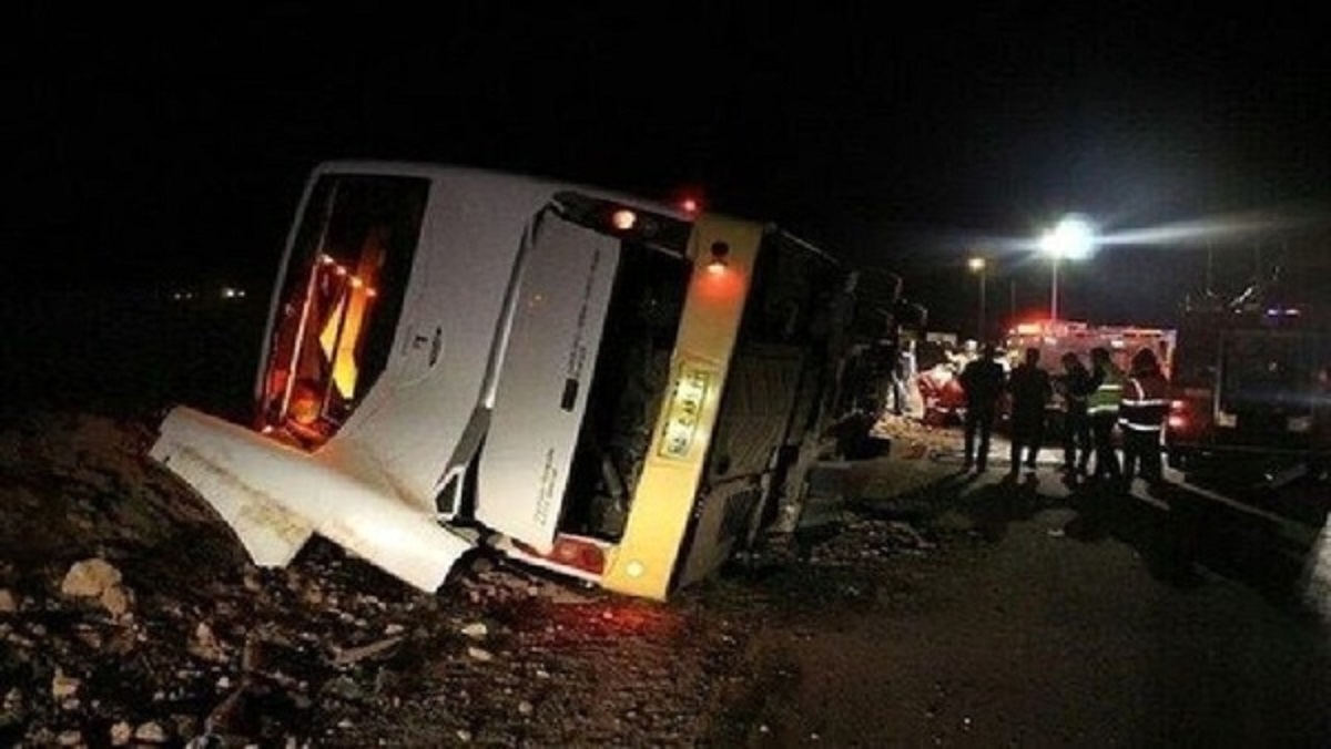 بر اثر واژگونی اتوبوس در مشهد 25 نفر مجروح شدند