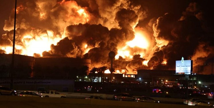 المیادین: تأسیسات جده آرامکو تقریباً به طور کامل در آتش سوخت/عربستان سعودی: کمبود جهانی نفت بر ما تأثیری ندارد