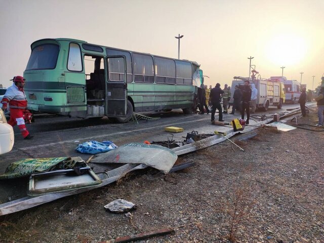 تصادف ۲ اتوبوس در محدوده فرودگاه امام با یک کشته و ۴۸ مصدوم / پلیس راهور: یک اتوبوس مربوط به سرویس شهرک صنعتی حسن‌آباد و دیگری مربوط به پرسنل فضای سبز شهر فرودگاهی بوده