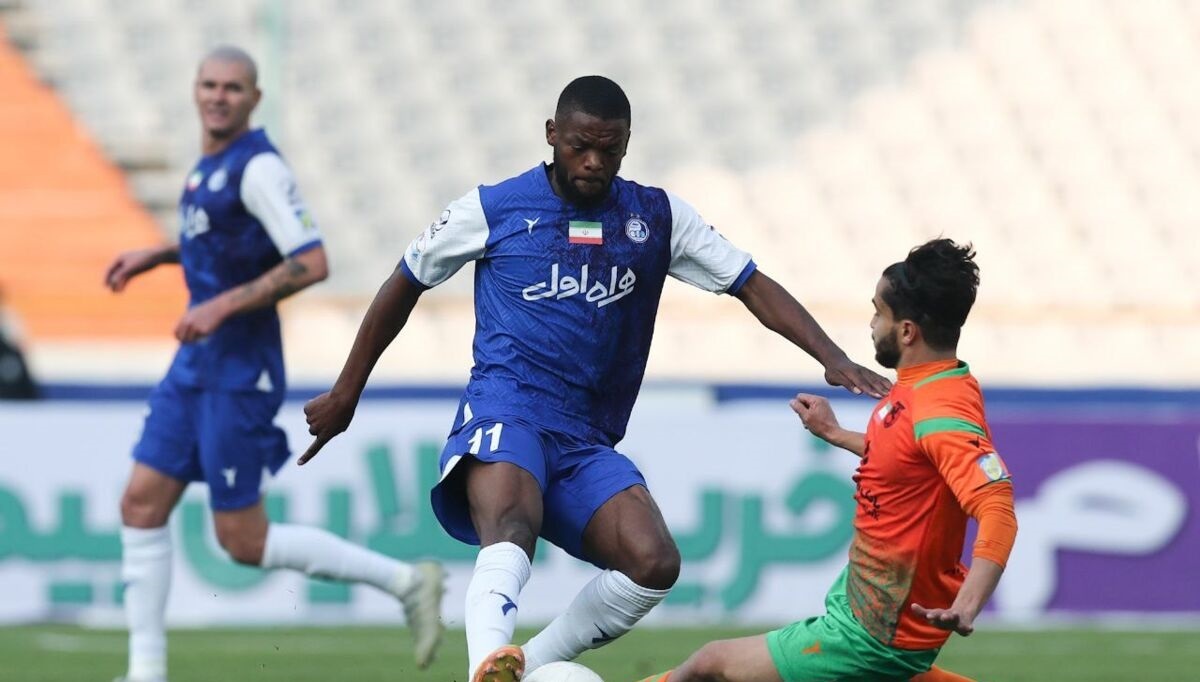 مدافع استقلال وینگر می‌شود؟