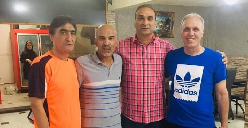 لطفاً به جای مهدیعبدی جوانان پرسپولیس را بازی بدهید لطفاً به جای مهدیعبدی جوانان پرسپولیس را بازی بدهید