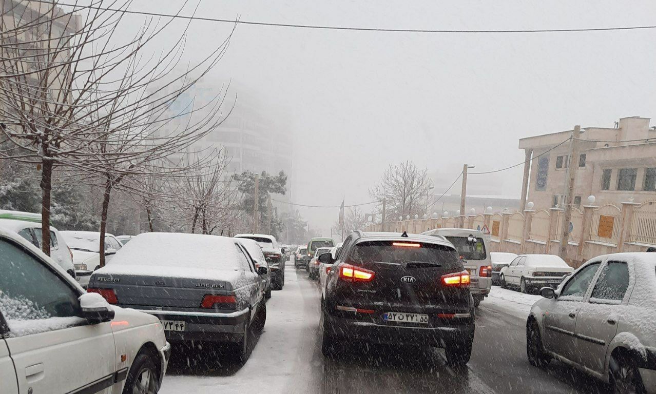 باران و برف تهران را قفل کرد / پلیس: از سفر‌های غیرضروری در ساعات پیک ترافیک پرهیز کنید