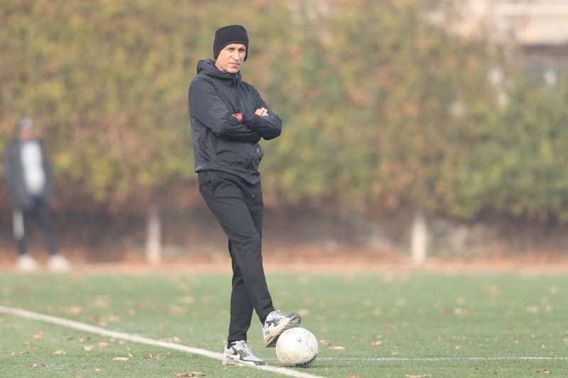 همه پشت یحیی گل محمدی در آمدند همه پشت یحیی گل محمدی در آمدند