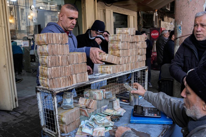 قوانین جدید خزانه داری امریکا در عراق برای جلوگیری از انتقال دلار به ایران / مسدودی ۸۰ درصدی نقل و انتقالات دلاری در روز از زمان اجرای سیاست‌های جدید / از این پس، همه‌ی نقل و انتقالات دلاری در بغداد توسط واشنگتن بررسی می‌شود