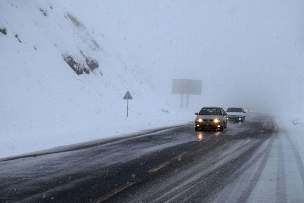 وضعیت جاده‌ها و راه‌ها، امروز ۱۰ بهمن ۱۴۰۱ / بارش برف و باران در جاده‌های برون شهری تهران و ۱۴ استان
