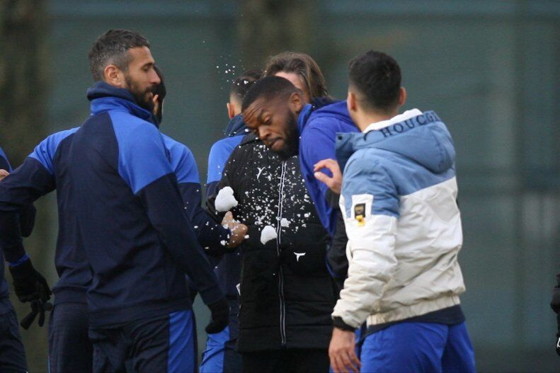 شوخی عجیب هافبک مصدوم استقلالیها با یامگا در تمرین شوخی عجیب هافبک مصدوم استقلالیها با یامگا در تمرین