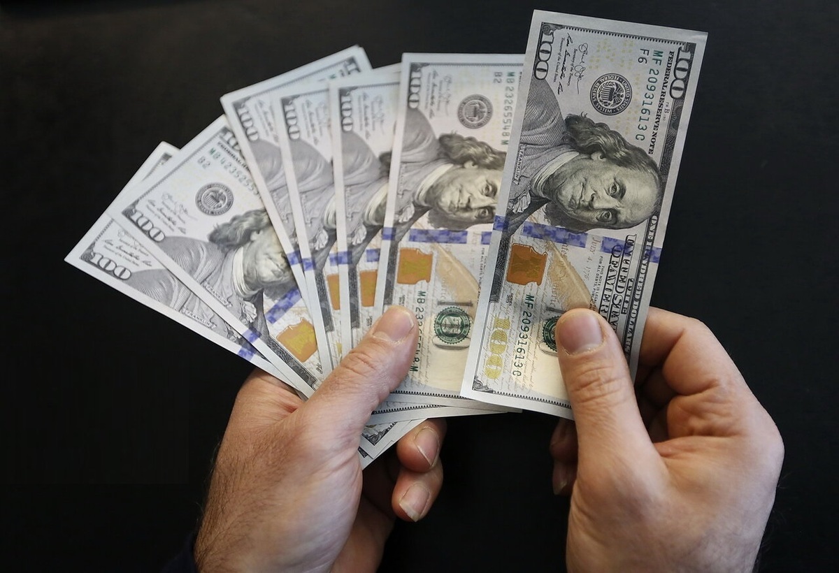 صعود چشمگیر دلار از سوی بانک مرکزی / دلار ۴۵ هزار تومانی رسمی شد