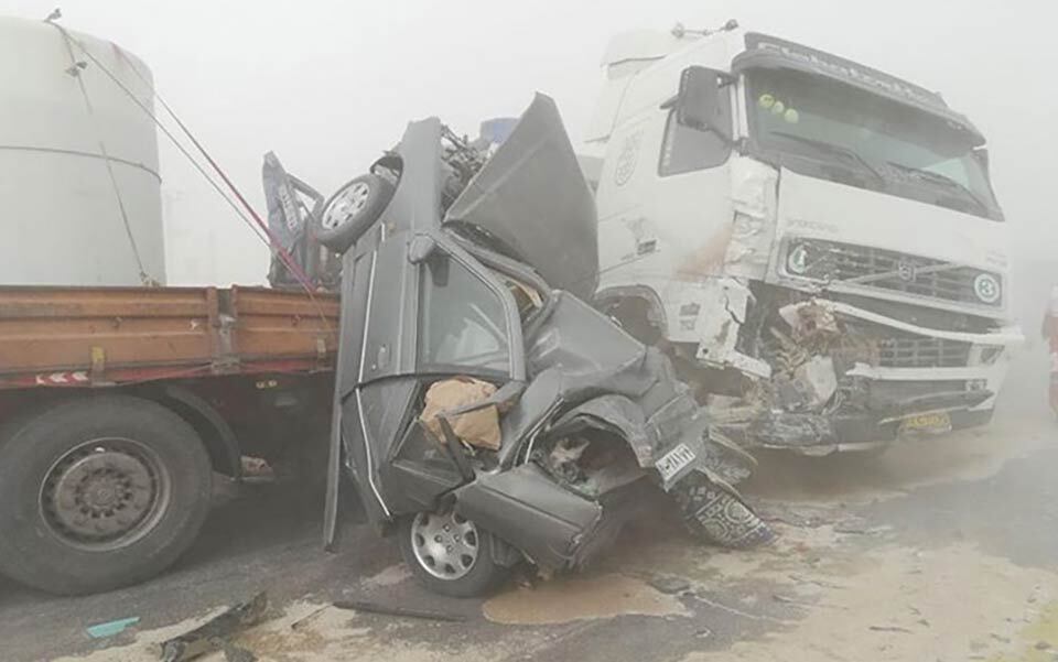 تصادف زنجیره‌ای در جاده سیرجان به کرمان / برخورد ۵ خودرو سواری به ۲ تریلر / ۲ کشته و ۱۳ مصدوم
