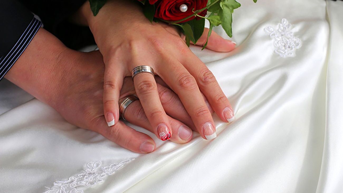 ازدواج خجالت آور جوان ایرانی با پیرزن ایتالیایی / زیرکانه ترین انتخاب + عکس های مراسم مجلل عروسی !