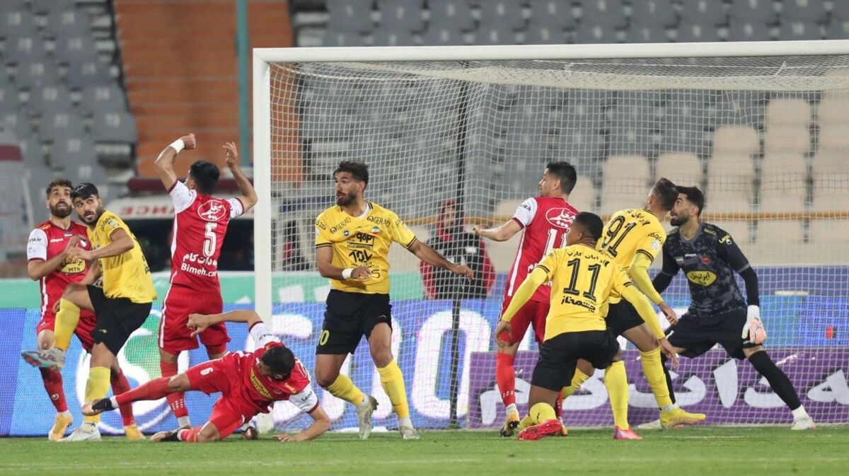 هواداران پرسپولیس بازیکنان سپاهان را فراری دادند هواداران پرسپولیس بازیکنان سپاهان را فراری دادند