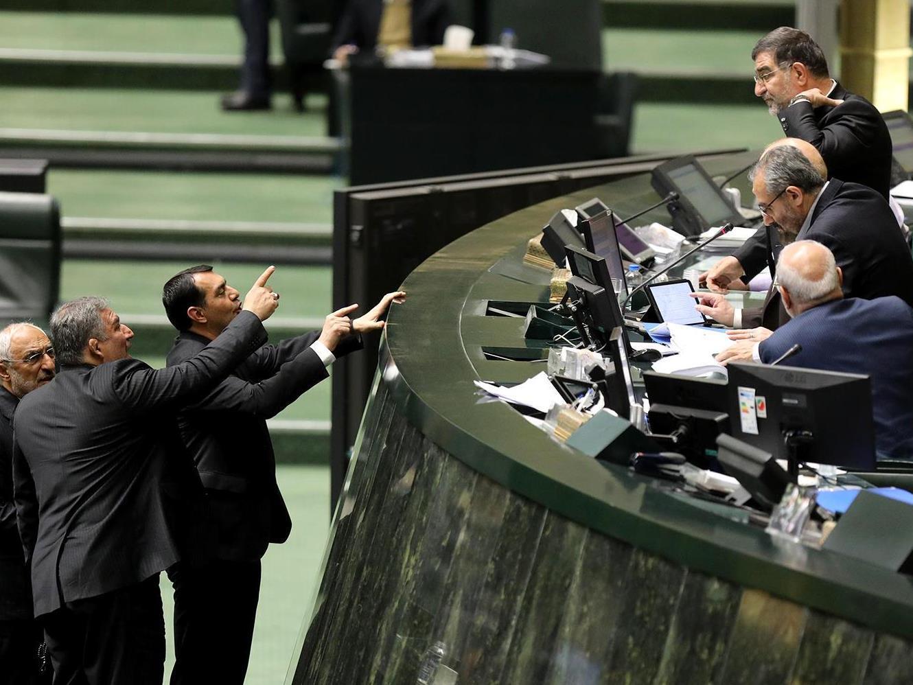 تعیین مالیات یک درصدی برای خودرو‌های بالای ۳ میلیارد / رای نمایندگان به حذف عبارت «واحد‌های مسکونی» از طرح مالیات «واحدهای مسکونی و باغ ویلاهای بالای ۲۰ میلیارد» / قالیباف: این بند را به کمیسیون تلفیق ارجاع می‌دهیم تا ابهامات آن مرتفع شود