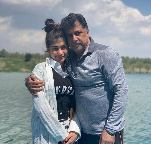 قیافه طنز دختر علی دایی در کنار عمو جان