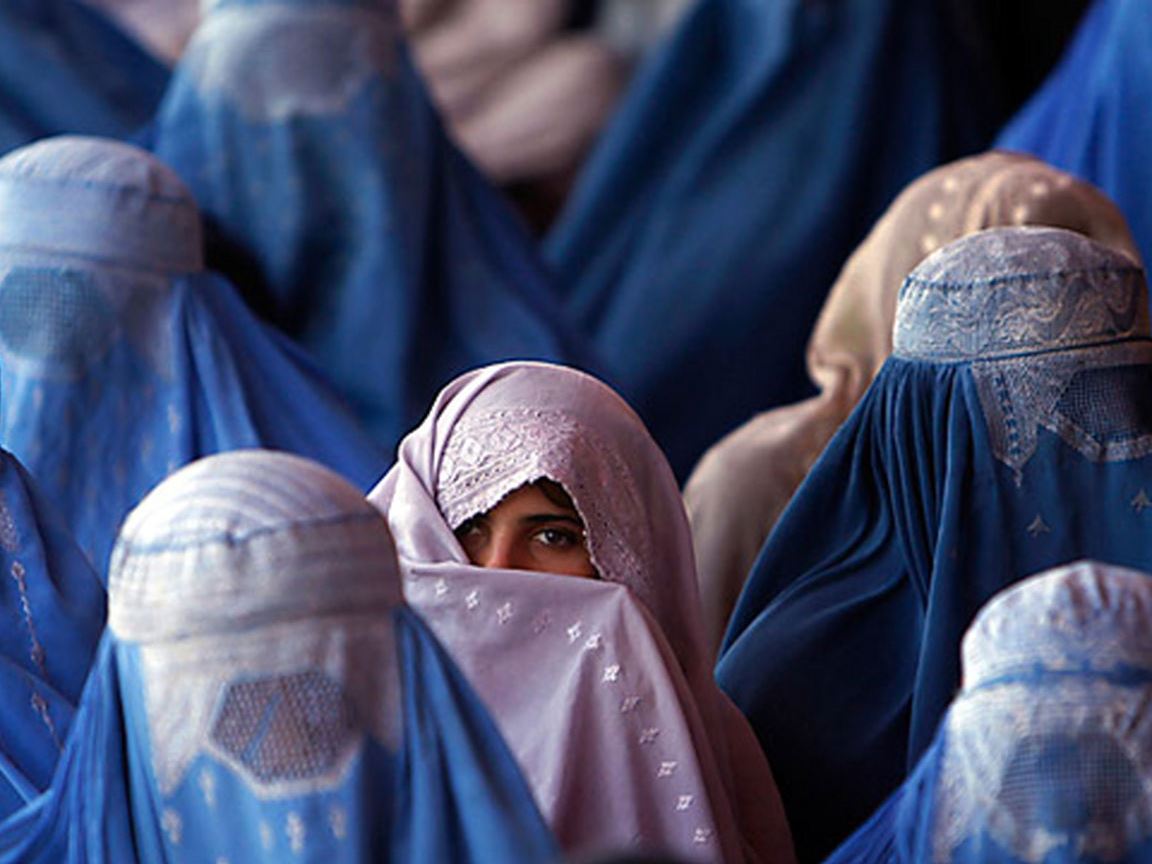 دستور رهبر طالبان: برقع برای زنان افغانستان اجباری است/ فقط چشمان شما نمایان باشد