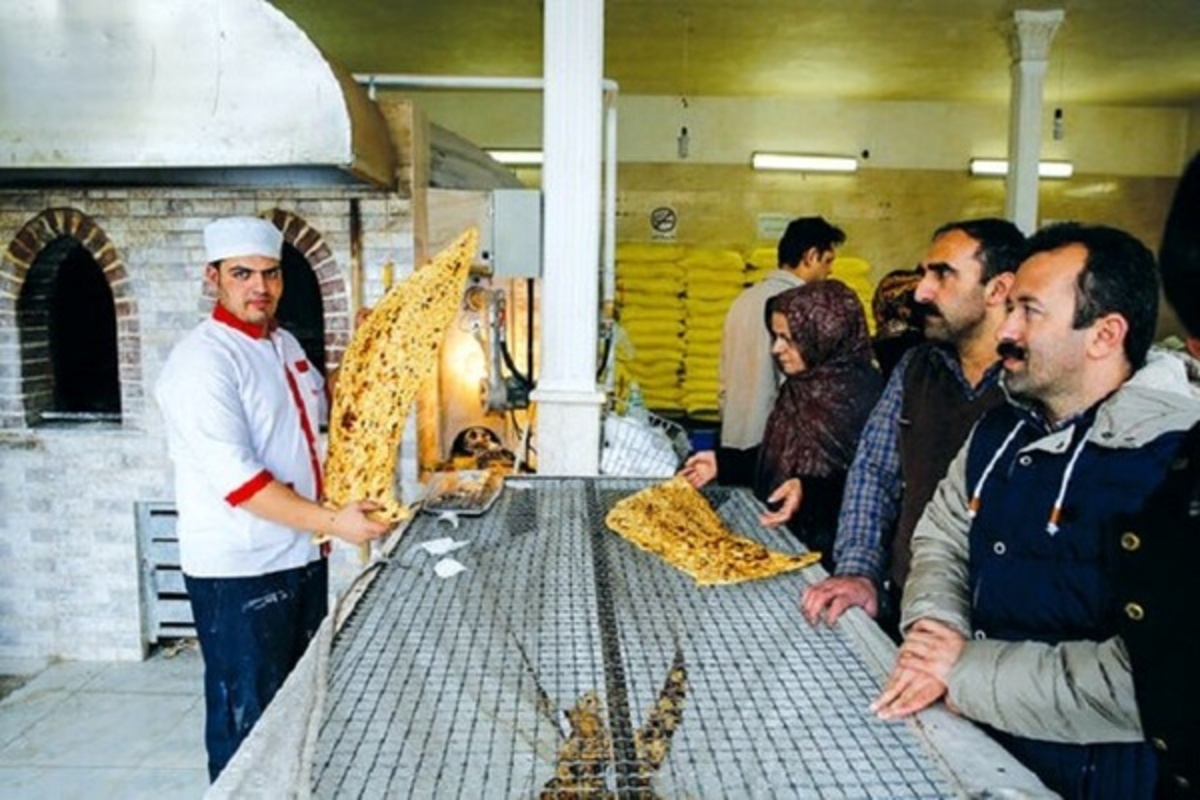 صف های طولانی نان در مشهد/ اتحادیه نانوایان: مردم زیاد نان می خرند!