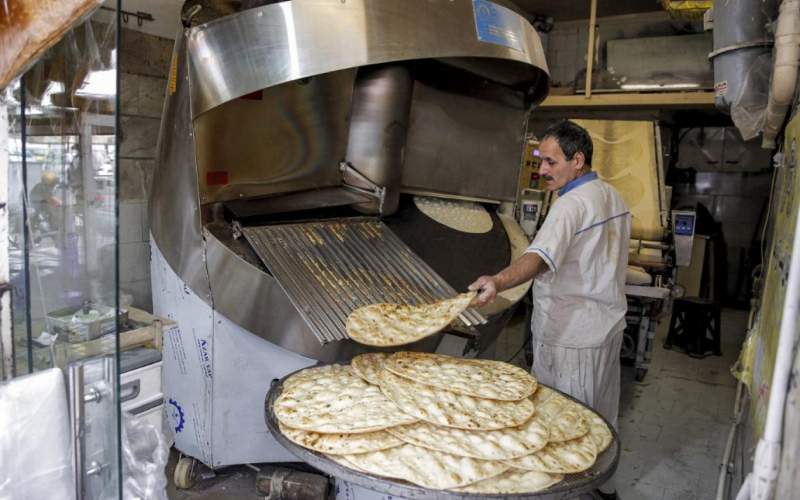در حالی که سردرگمی در بازار نان ادامه دارد و امروز به یکی از مهم ترین دغدغه های مردم تبدیل شده است، انتشار نان یارانه ای در استان زنجان به صورت آزمایشی با کارت های بانکی آغاز شده است.