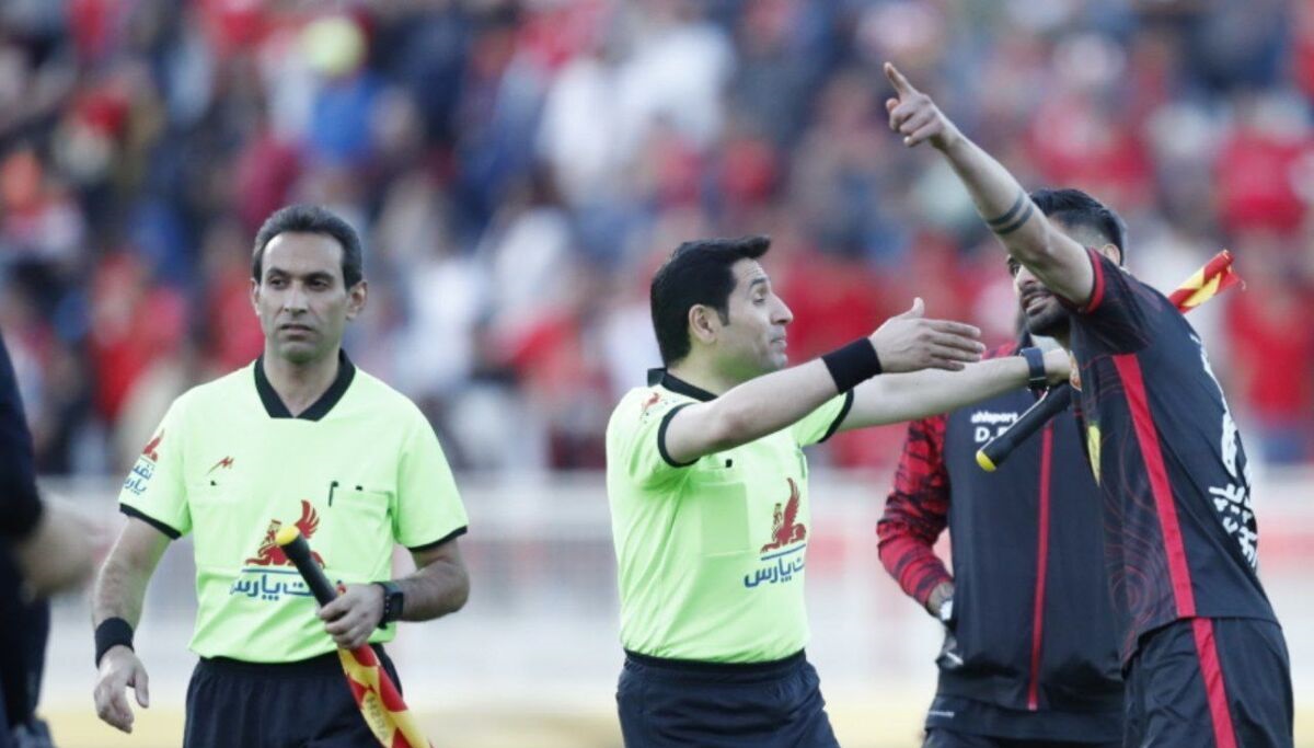 اقدام جنجالی ستاره پرسپولیس از چشم داور پنهان نماند! اقدام جنجالی ستاره پرسپولیس از چشم داور پنهان نماند!