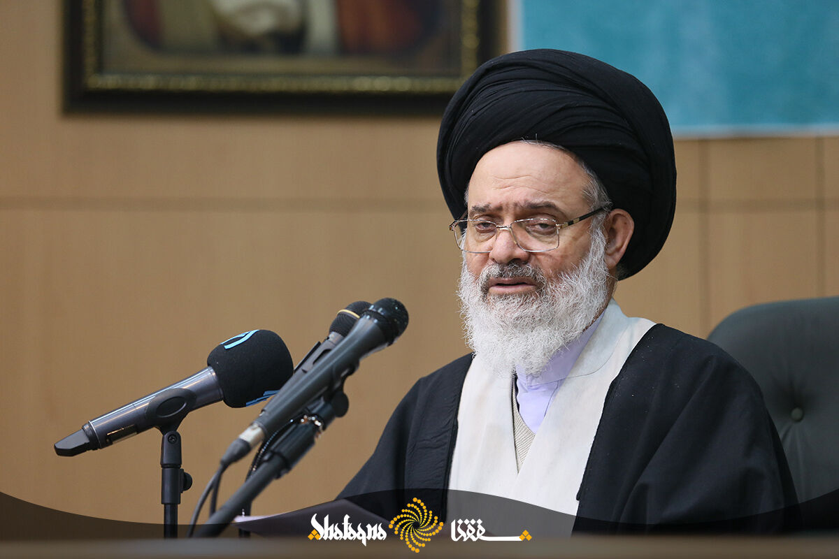 آیت‌الله حسینی بوشهری: مسئولان باید از روش‌های بهتری برای مهار تورم فزاینده استفاده کنند.
