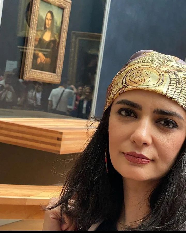 تیپ جدید لیندا کیانی در موزه لوور پاریس/عکس