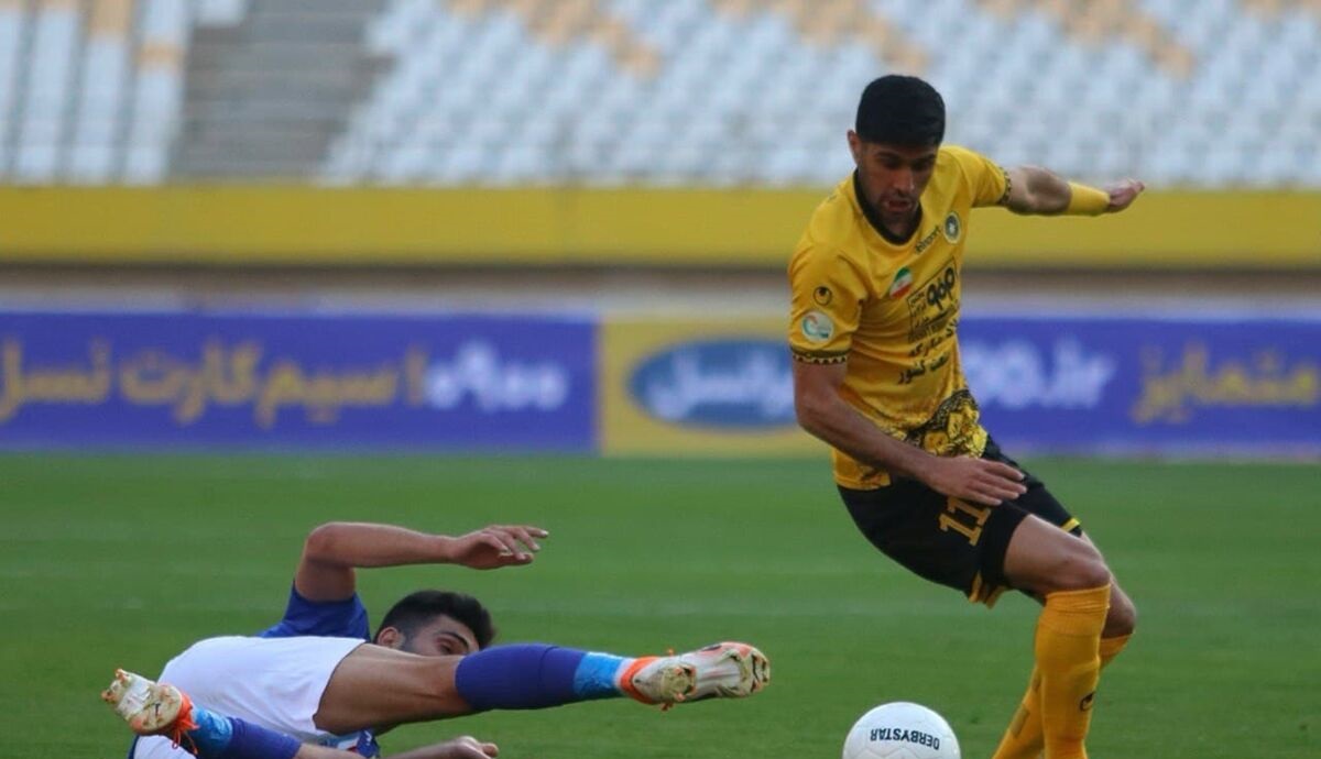 هافبک سپاهان با پرسپولیس امضا میکند هافبک سپاهان با پرسپولیس امضا میکند