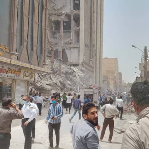 مرگ 4 نفر در ریزش ساختمان 10 طبقه در آبادان / احتمال گرفتار شدن 80 نفر در زیر آوار