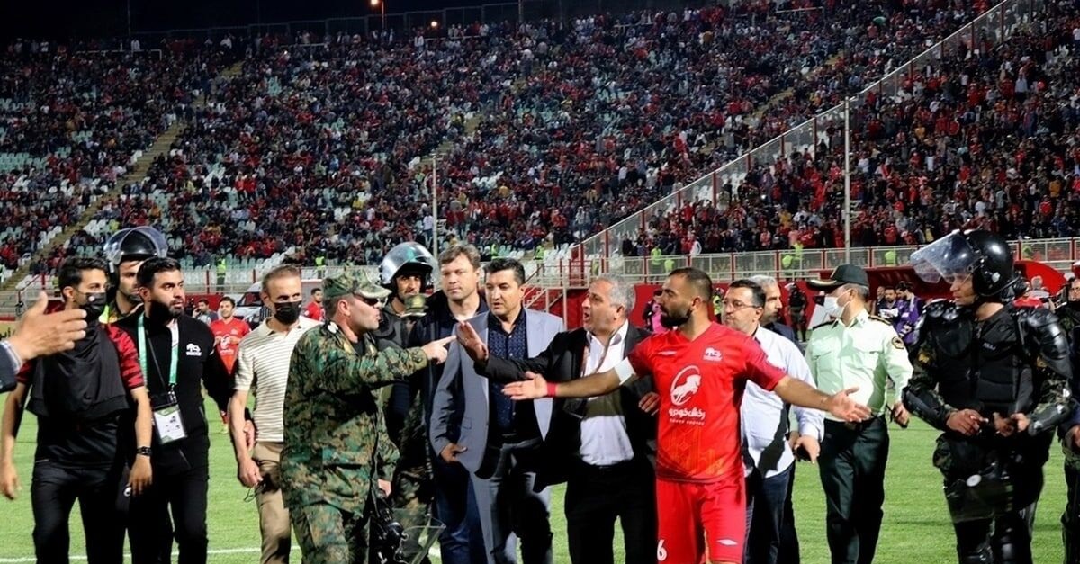 امید عالیشاه همان سنگی را پرتاب کرد که به سمتش انداخته بودند