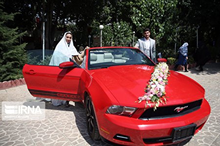 جشن ازدواج دانشجویی با خودروی آمریکایی/عکس