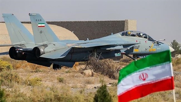 هواپیمای جنگنده F14 در اصفهان سقوط کرد/ خلبان و کمک‌خلبان نجات پیدا کردند
