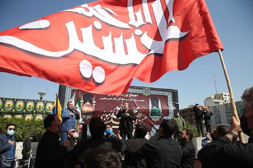 روزنامه همشهری: برخی از هیئت های عزاداری،حتی عکس امام و رهبری را نصب کرده اند اما سکولار هستند