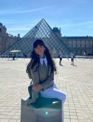 پاریس‌گردی خانم بازیگر با تیپی کاملا متفاوت/عکس