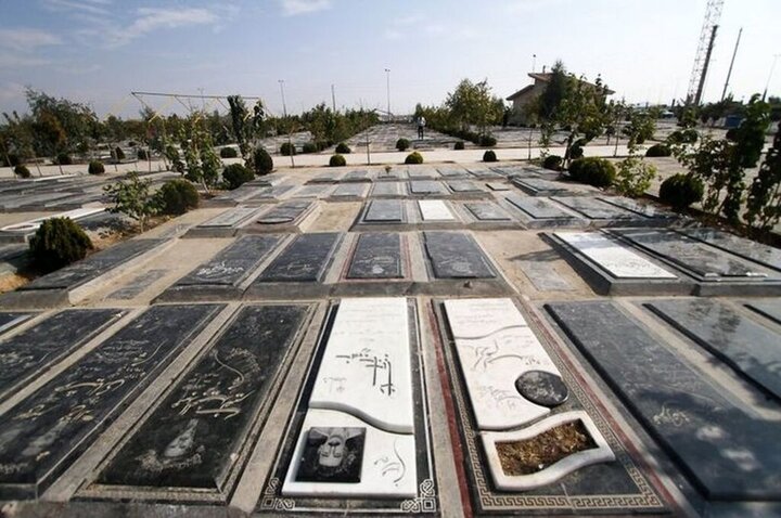جمع آوری سنگ‌های قبرهای بی‌حجاب زنان در بهشت زهرا