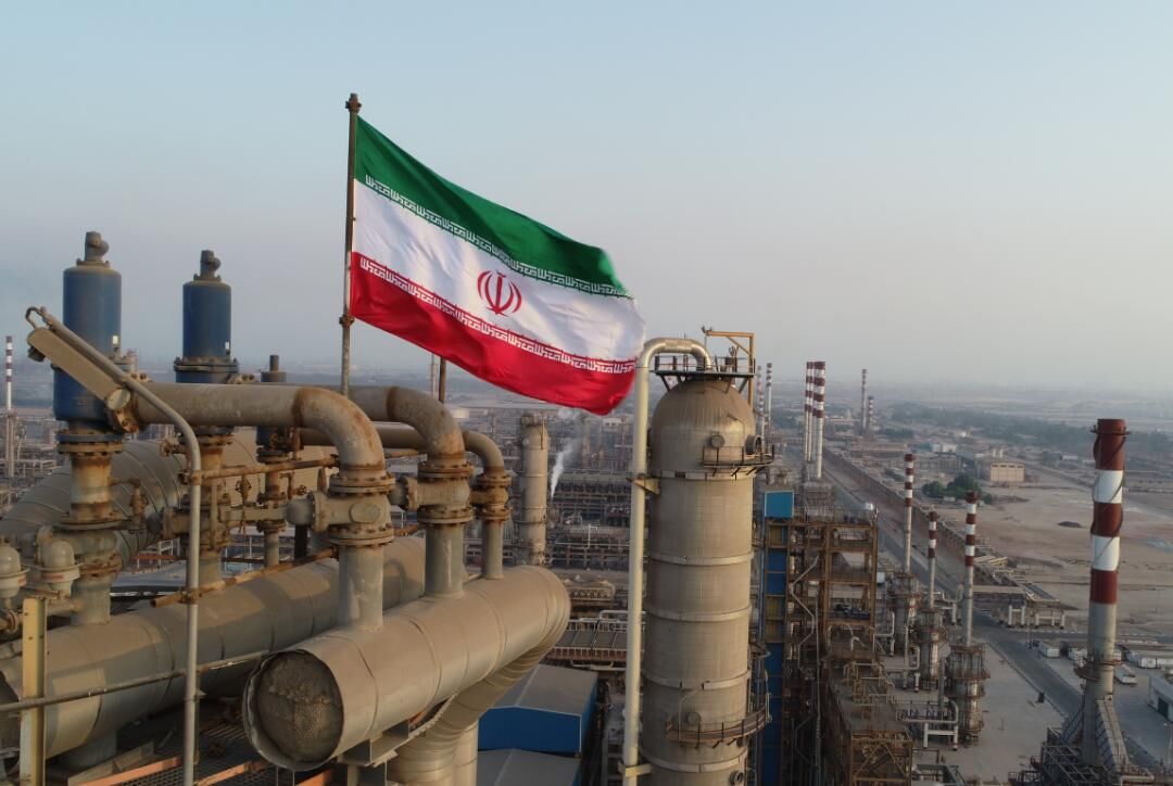 بلومبرگ: در صورت توافق، ۱۰۰ میلیون بشکه نفت ذخیره ایران وارد بازار می‌شود