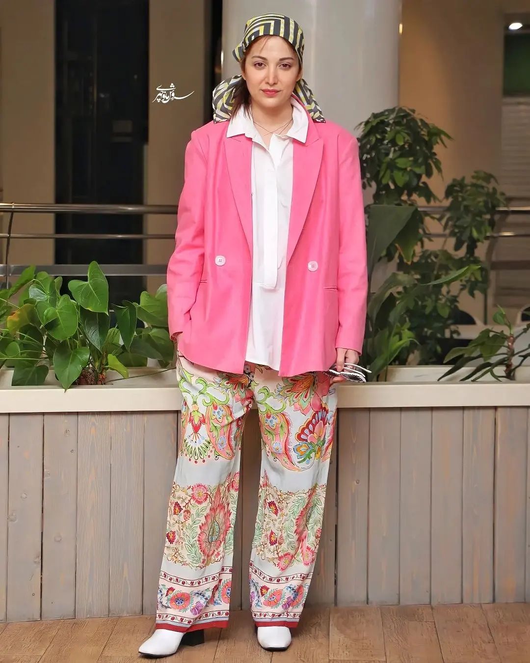 تیپ خیلی خاص خانم بازیگر در مراسم اکران فیلم/عکس