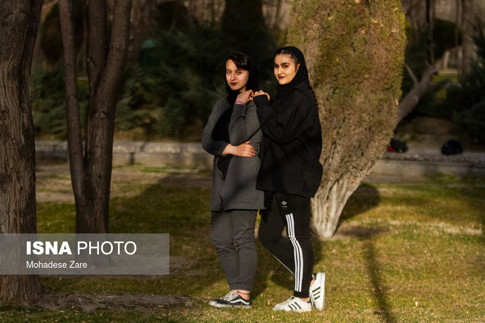 چرا دهه هشتادیها به حرکات اروتیک در جمع علاقه دارند؟ چرا دهه هشتادیها به حرکات اروتیک در جمع علاقه دارند؟