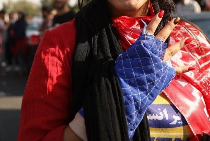 کری‌خوانی زشت دختر پرسپولیسی برای استقلالی‌ها